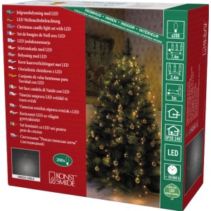 Verpackung des Konstsmide LED Baummantels mit 200 bernsteinfarbenen LEDs für Innen, um einen Weihnachtsbaum gewickelt.