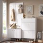 Weißes Garderobenset mit Wandpaneel, Klappschuhschrank und Stauraum. Gerippte Details, goldene Griffe. Modern für den Flur.