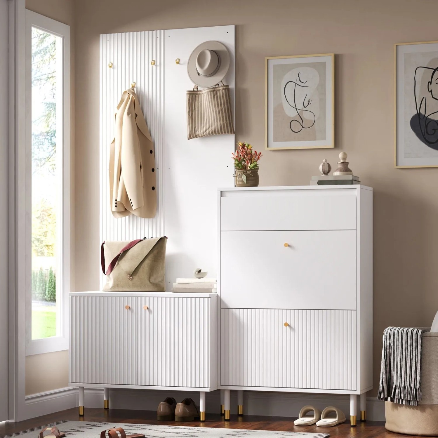 Weißes Garderobenset mit Wandpaneel, Klappschuhschrank und Stauraum. Gerippte Details, goldene Griffe. Modern für den Flur.
