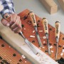 LUX Stechbeitel Set, 4-teilig, mit Weißbuchengriff in Aktion auf einer Werkbank.