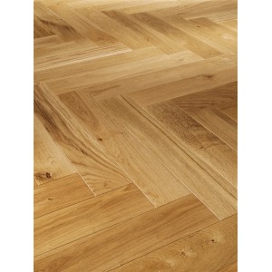 Verlegtes Parador Parkett Trendtime 3 Living Eiche naturgeölt Plus im Fischgrätmuster.