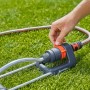Gardena Rasensprenger Aqua S 220 m² in Nutzung auf Rasenfläche, Detailaufnahme der Einstellung.