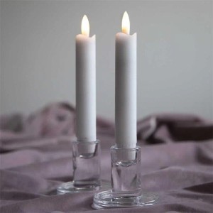 Zwei weiße LED Stabkerzen aus Echtwachs mit flackernder Flamme in Glasständern. 15cm hoch, warmweißes Licht.
