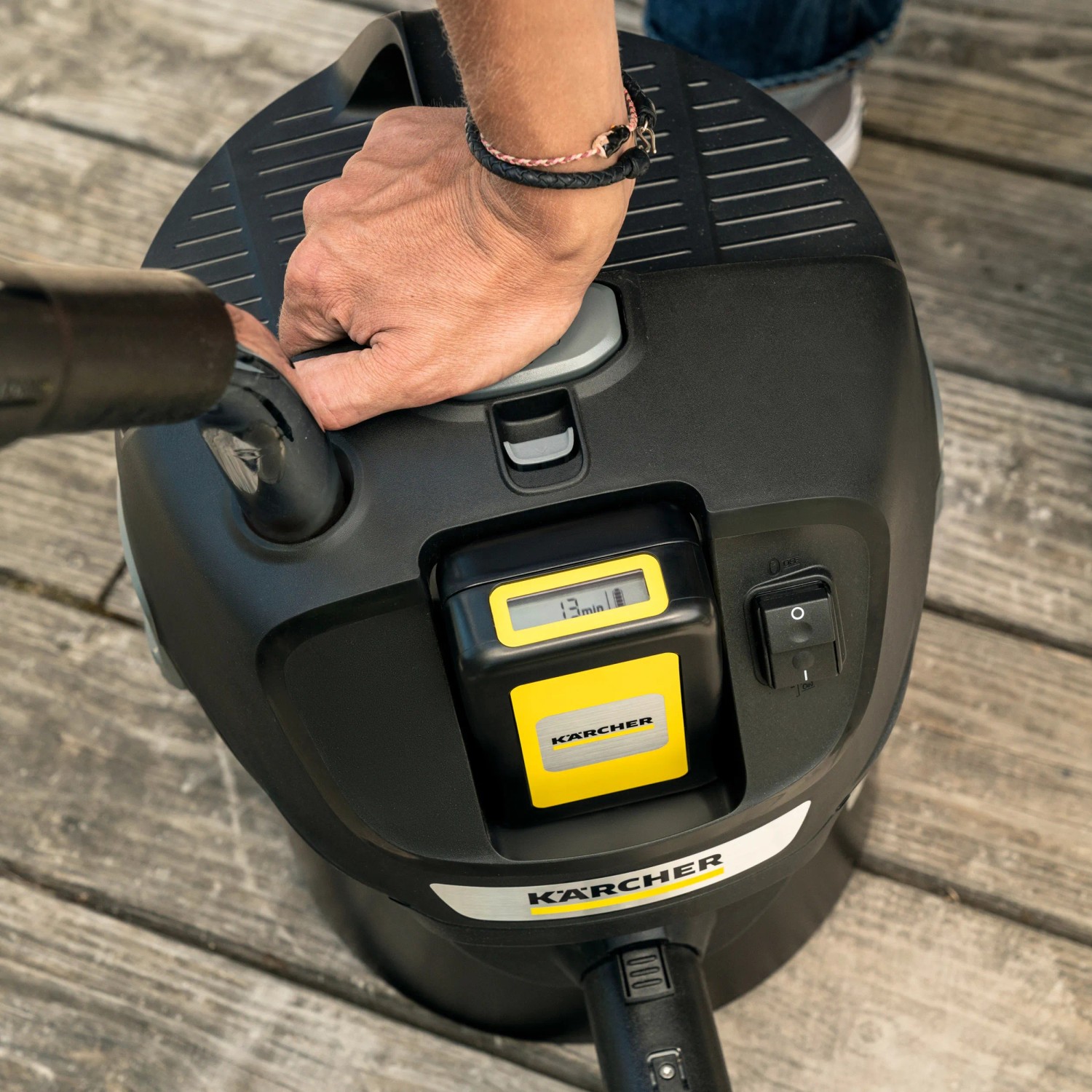 Kärcher Akku-Aschesauger AD 2 mit Akku und Ladestation, Detailaufnahme der Akkuanzeige.