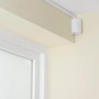 Weißer D-Line Kabelkanal (20x10 mm) an Decke und Wand verlegt.