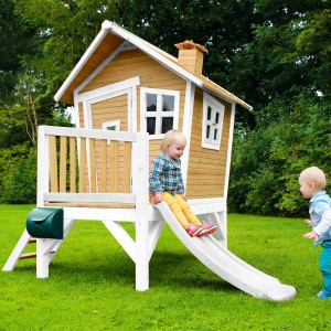 Axi Robin Spielhaus mit Rutsche, braun-weiß, im Garten mit spielenden Kindern.