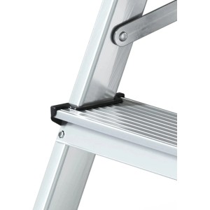 Detailaufnahme: Aluminium Stufenleiter mit 3 Stufen, silber/schwarz, rutschfest.