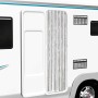 Hellgrau-weißer Chenille-Fliegenvorhang im Wohnwagen-Türrahmen. Effektiver Insektenschutz für Mobilheime.