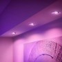 Philips Hue Centura Einbauspots, 3er-Pack, Weiß, mit farbigem Licht in einem Raum.