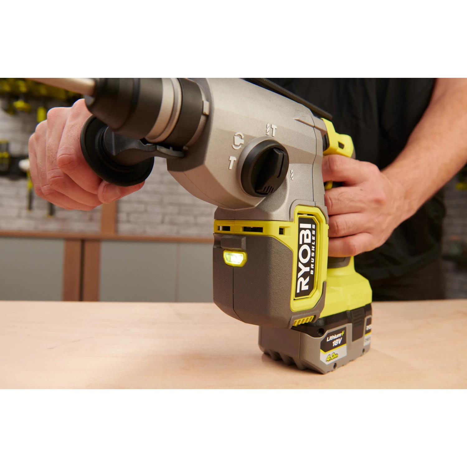 Ryobi Akku-Bohrhammer RSDS18BL-0 One+ mit SDS-Plus Aufnahme und LED-Beleuchtung.
