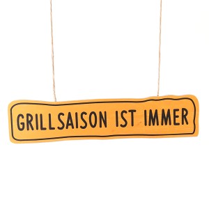 Orangefarbenes MDF-Schild "Grillsaison ist immer" mit Aufhängung, 35x8 cm, als Gartendeko.