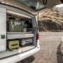 Petromax Kühlrucksack Set im VW Bus: Rucksack, Kühlakku und Isolierflasche für Camping.