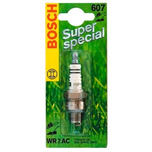 Bosch Zündkerze WR7AC KSN 607 für Gartengeräte und Rasenmäher im grünen Blister.
