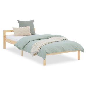 Schlichtes Jugendbett aus hellem Kiefernholz, natur, 90x200 cm. Einzelbett mit Lattenrost, bezogen mit mintgrüner Decke.