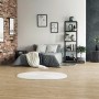 Heller Click-Vinylboden Eiche Siena Landhausdiele im modern eingerichteten Schlafzimmer.