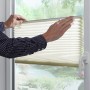 Cremefarbenes Gardinia Plissee Solo 50x130 cm am Fenster, flexible Montage.