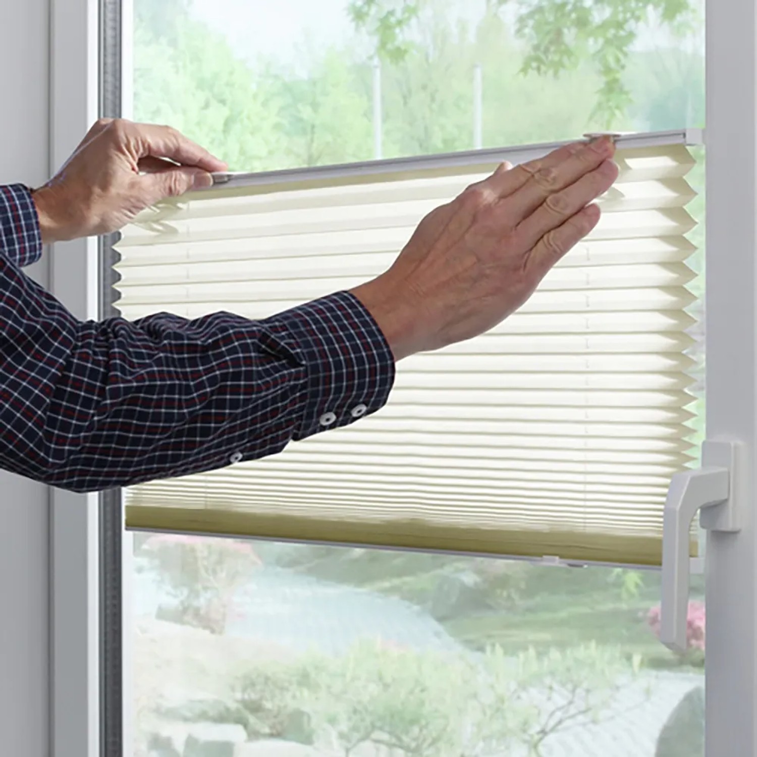 Cremefarbenes Gardinia Plissee Solo 50x130 cm am Fenster, flexible Montage.