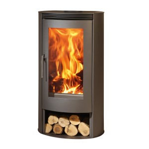 Schwarzer Panadero Delta Kaminofen mit Holzscheiten und brennendem Feuer.