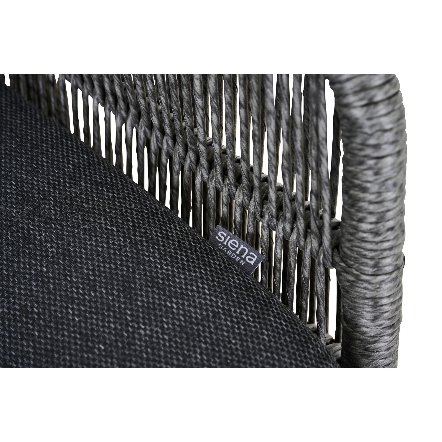 Detailaufnahme: Grauer Siena Garden Loungesessel Kansas mit Kissen und geflochtenem Design.