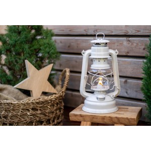 Feuerhand Sturmlaterne Baby Special in Softbeige, eine Petroleumlampe für Garten und Terrasse.