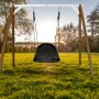 Axi Nestschaukel Roxy, braun-weiß, mit Schaukelgestell aus Hemlock-Holz im Garten.
