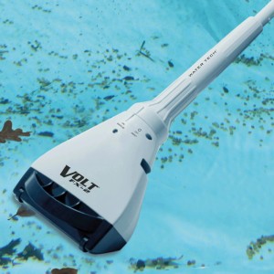 Water Tech Volt FX 2 Poolbodensauger im Einsatz, weiße Farbe. Ideal für die Poolreinigung.