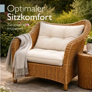 Beige Beautissu XLuna Lounge Kissen Set auf braunem Rattan-Sessel im Garten. Komfortable Sitz- und Rückenkissen für Outdoor.