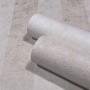 Weiße Marburg Vliestapete GZSZ Betonoptik, Rolle mit Betonmuster für Wandgestaltung.