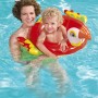 Kind mit Bestway Schwimmring im Tierdesign (Papagei) im Pool. Badespaß für Kinder.