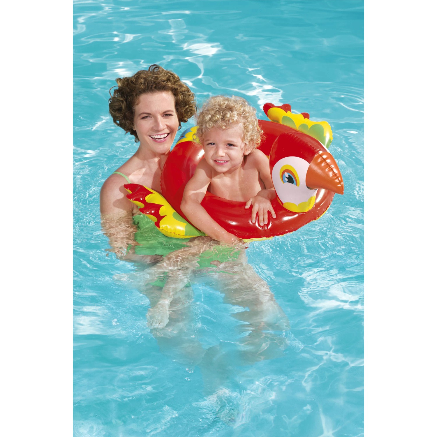 Kind mit Bestway Schwimmring im Tierdesign (Papagei) im Pool. Badespaß für Kinder.