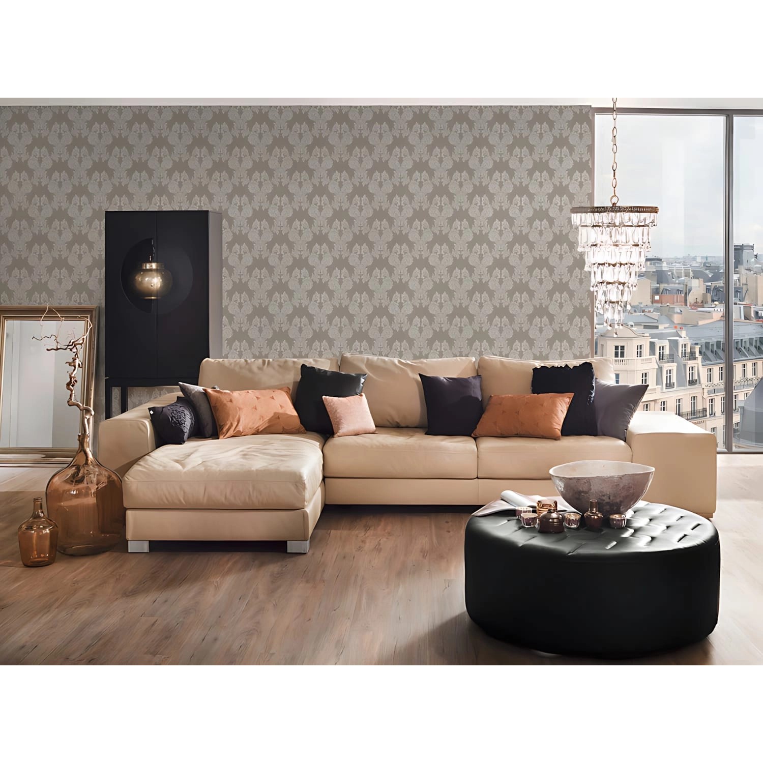 Wohnzimmer mit grauer Barock Tapete von PROFHOME mit Textiloptik.