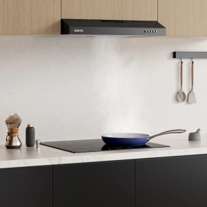 CIARRA Unterbauhaube 60cm VM6903DB in Schwarz über Kochfeld mit blauer Pfanne. Dunstabzugshaube mit LED-Beleuchtung.