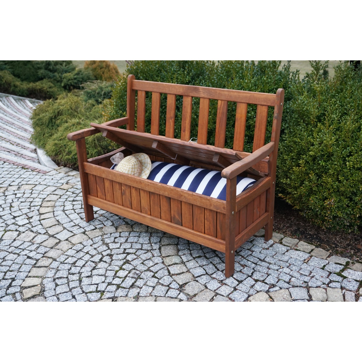 Geölte, braune Dobar Gartenbank aus Kiefernholz mit Stauraum für 2 Personen.