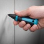 Hand hält wolfcraft Handlochfräser Ergo beim Anzeichnen auf Gipskarton.