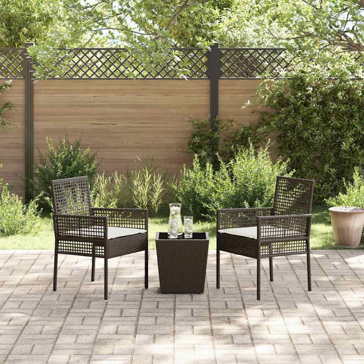 Braunes 3-tlg. vidaXL Garten Bistro Set aus Poly Rattan mit Tisch und Stühlen im Garten.