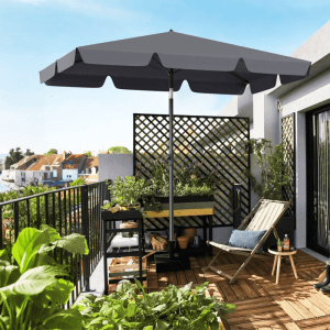 Rechteckiger, grauer Sekey Sonnenschirm 200x125 cm auf einem Balkon mit Holzfliesen und Pflanzen.