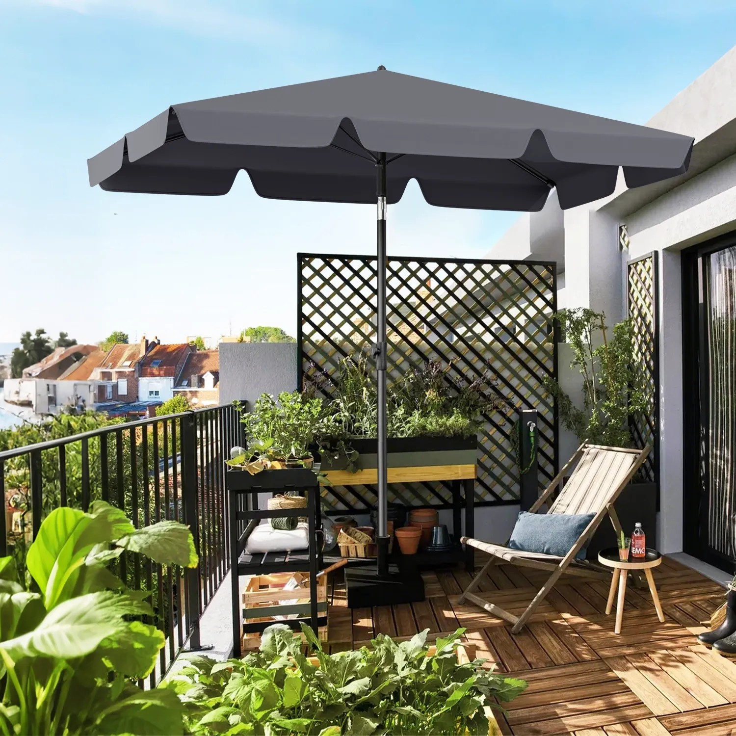 Rechteckiger, grauer Sekey Sonnenschirm 200x125 cm auf einem Balkon mit Holzfliesen und Pflanzen.