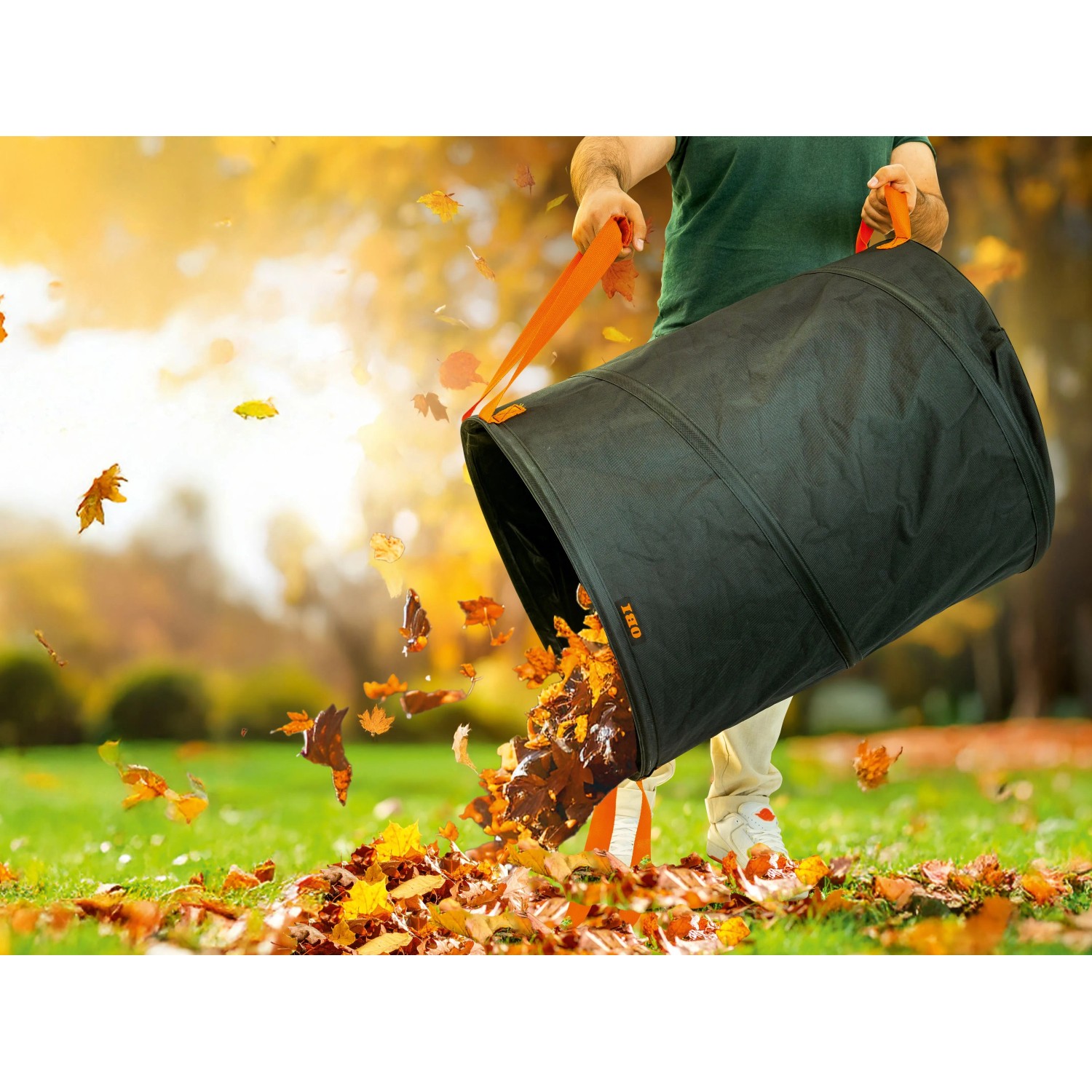 OBI Gartensack Pop-Up (170 l) beim Entleeren von Laub im Garten.