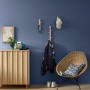 Wohnraum mit Alpina Wandfarbe Pure Farben Nachtblau gestrichen.