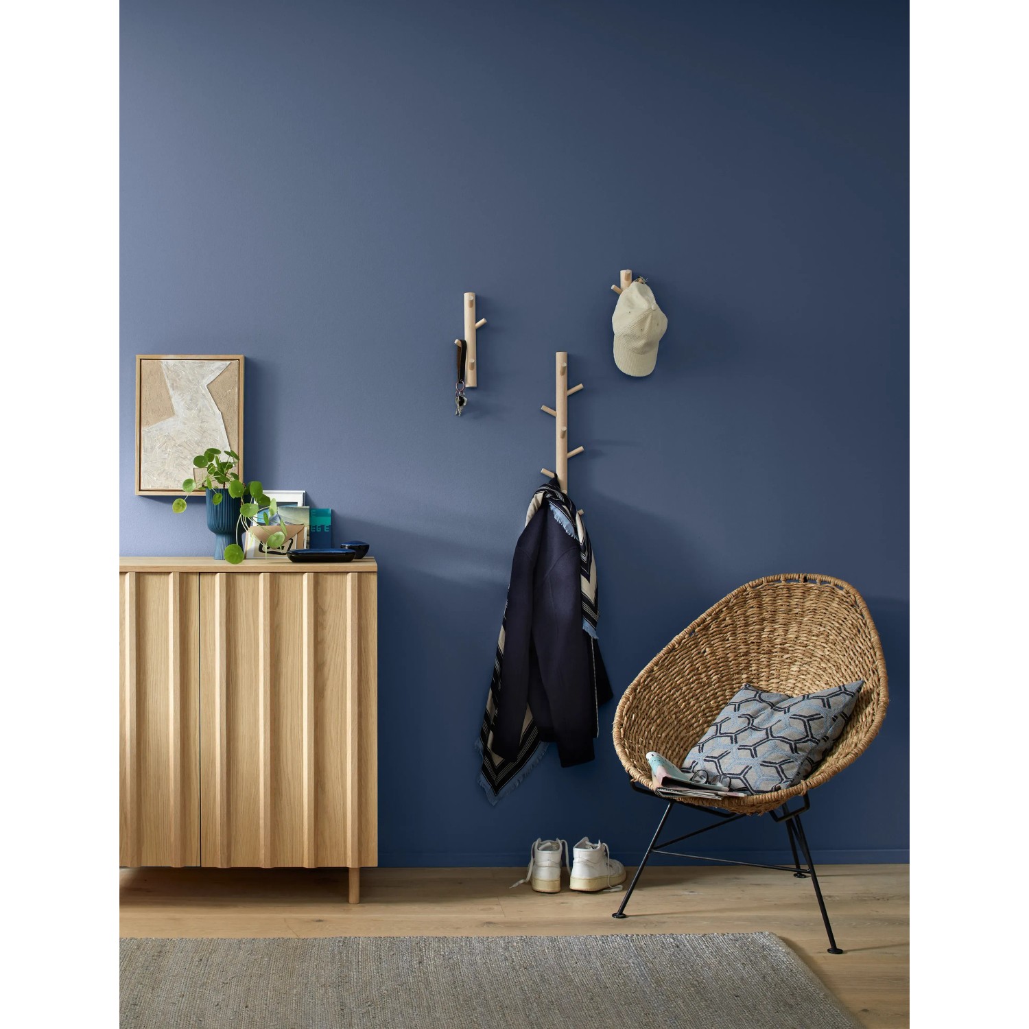 Wohnraum mit Alpina Wandfarbe Pure Farben Nachtblau gestrichen.