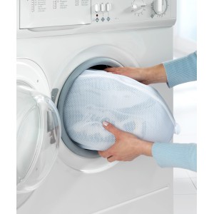 Wenko Schuh-Wäschenetz wird in eine Waschmaschine gelegt. Badhelfer für saubere Schuhe.