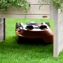 Graue Dobar Mährobotergarage mit Pflanzkasten und Mähroboter auf Rasen.
