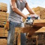 Bosch Professional GKS 190 Handkreissäge im Einsatz beim Holzsägen.