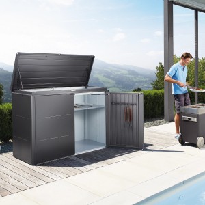 Biohort HighBoard 160 Gartenbox in Dunkelgrau-Metallic mit geöffnetem Deckel und Tür, genutzt als Grillstation.