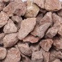 Nahaufnahme von rot-braunem Marmorbruch (25-50 mm) als Zierkies für den Garten.