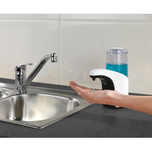 Wenko Seifenspender Butler mit Sensor, 300 ml, Weiß, im Einsatz am Waschbecken.