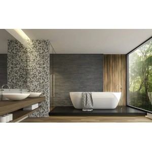 Modernes Badezimmer mit brauner Holz-Optik Wandverkleidung und freistehender Badewanne.