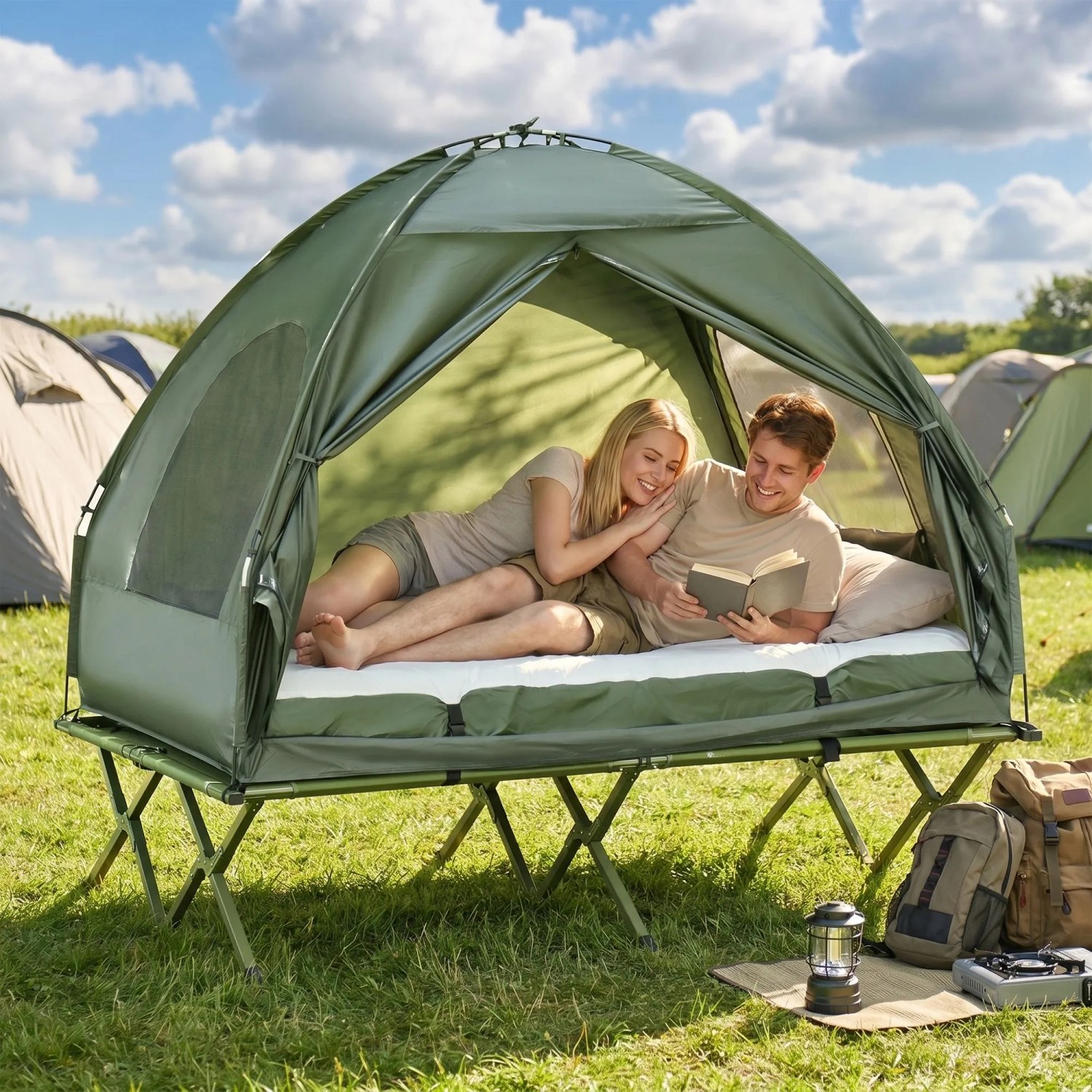 Grünes Campingzelt Set für 2 Personen auf Feldbett mit Luftmatratze. Paar entspannt im Zelt auf dem Campingplatz.