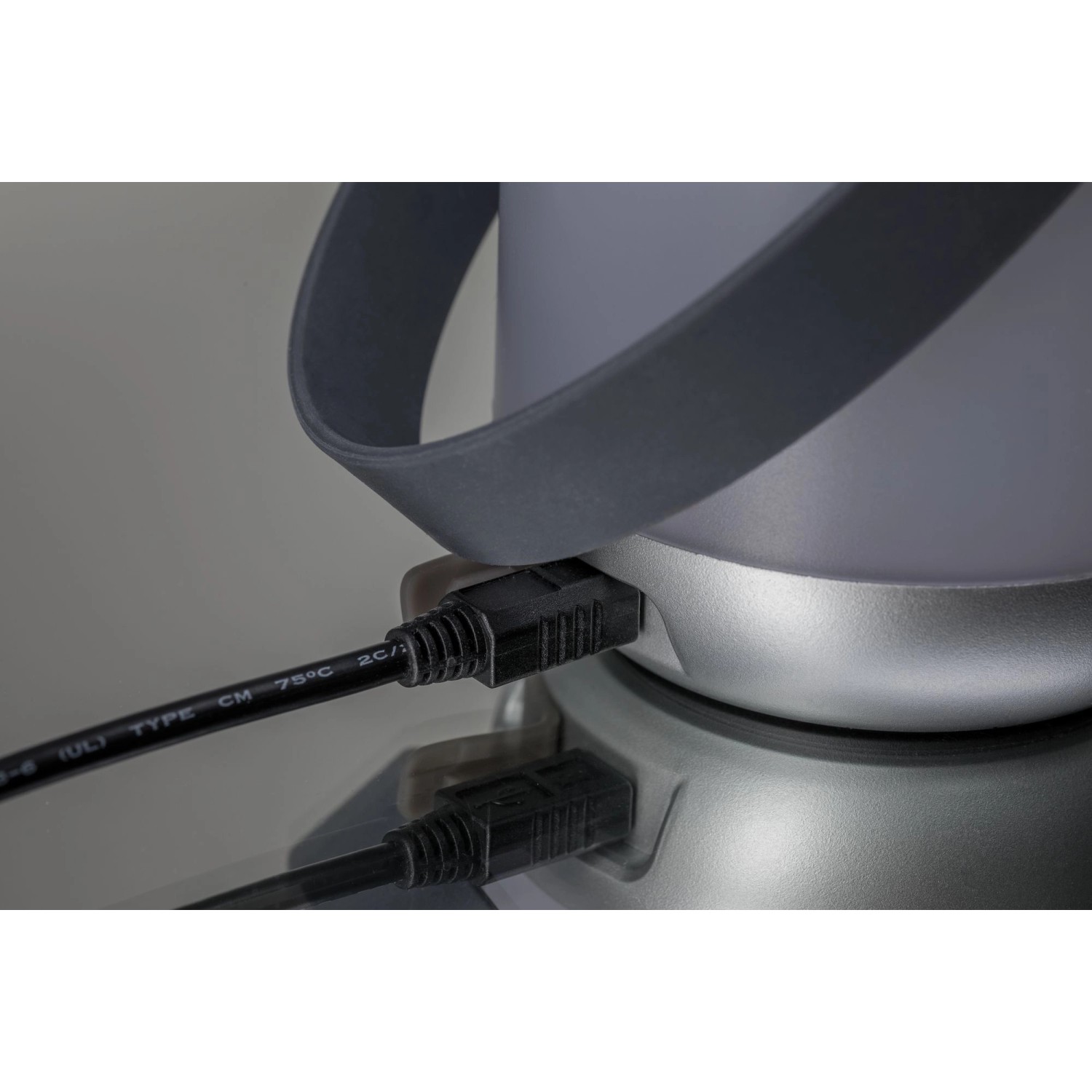 Detailaufnahme der Paulmann Clutch Tischleuchte IP44 in Chrom matt beim Aufladen.