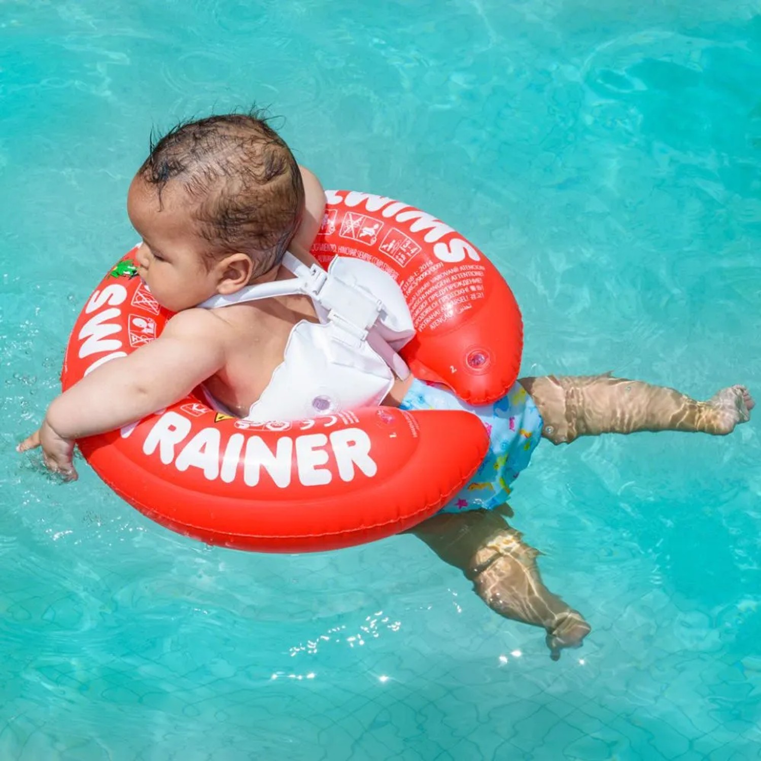 Baby mit rotem Freds Swim Academy Schwimmreifen Classic im Wasser.